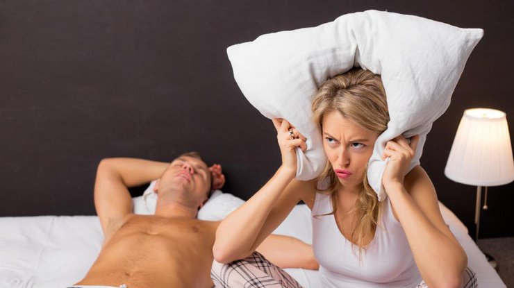 Почему супругам полезно спать в разных постелях