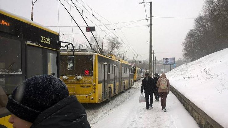 Снегопад в Киеве: общественный транспорт изменит расписание