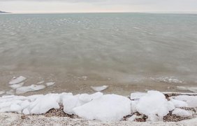 Глыбы льда у берегов поселка Курортное в Керчи. В начале февраля Азовское море здесь замерзло, 3 февраля 2017 года
