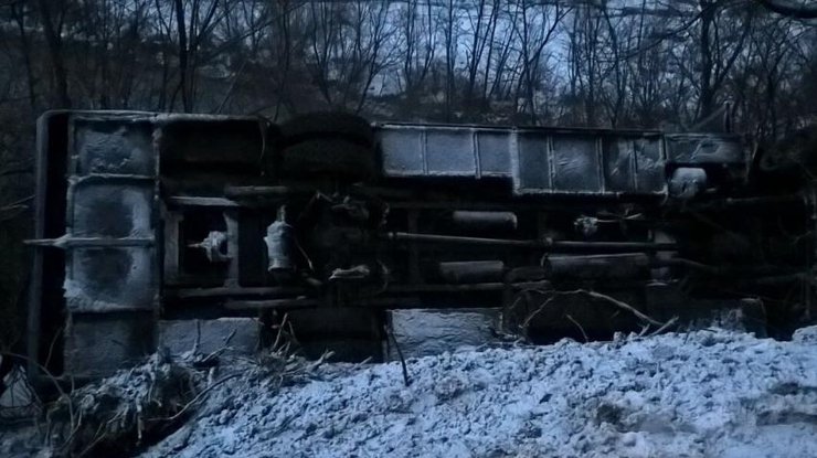 На Закарпатье в пропасть рухнул автобус с пассажирами. Фото: Закарпатский корресподент