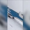 На Прикарпатті пасажирський літак приземлився у полі через негоду 