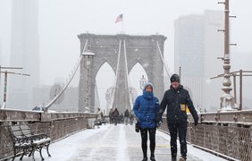 Нью-Йорк засыпало снегом 