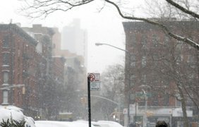 Нью-Йорк засыпало снегом 