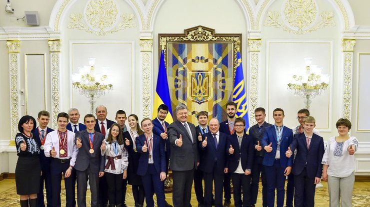 Порошенко поздравил украинских школьников с победой на международной Олимпиаде