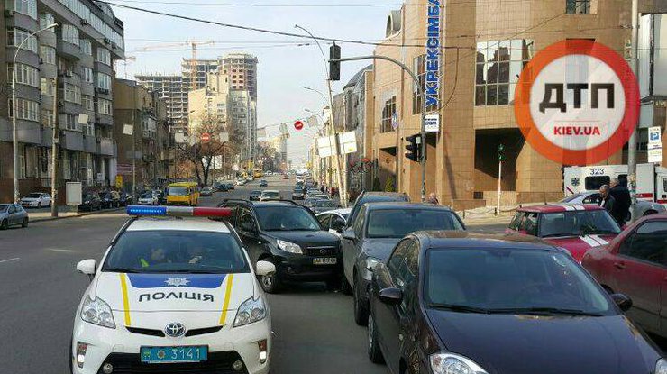 В центре Киева столкнулись сразу 4 авто 