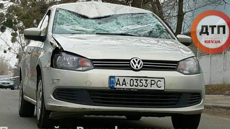 В Киеве Volkswagen сбил велосипедистку