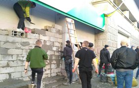 В Киеве активисты заблокировали центральное отделение "Сбербанка" 