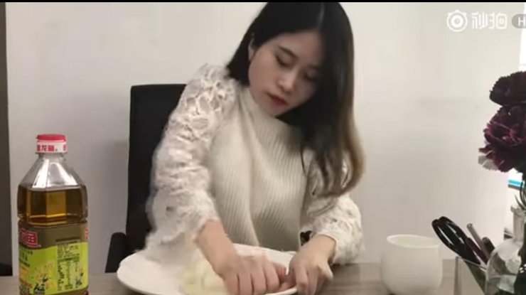 Сообразительная китаянка готовит еду на утюге (видео)