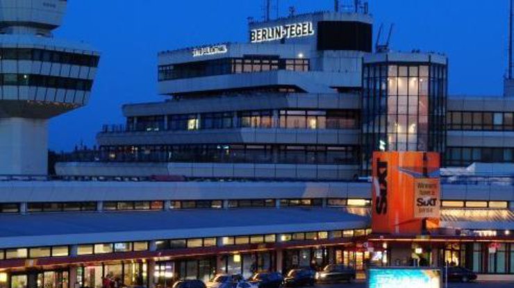 В аэропортах Берлина отменили почти все рейсы 