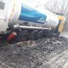 В Полтавской области на разбитой дороге застряла фура 