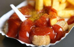 Карривурст, Германия. Карривурст — самый популярный в Германии фастфуд: жареная сарделька со специальным соусом на базе кетчупа или томатной пасты и порошком карри