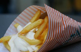 Жареный картофель, Бельгия. Хотя бельгийские вафли все еще остаются на первом месте среди уличной еды в этой стране, мы предлагаем вам другой вариант — жареная картошка с соусом