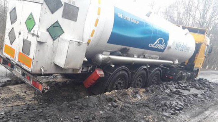 В Полтавской области на разбитой дороге застряла фура 