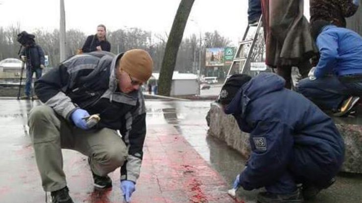 В Бабьем Яру киевляне отмыли от краски памятник Елене Телиге. Фото из Facebook