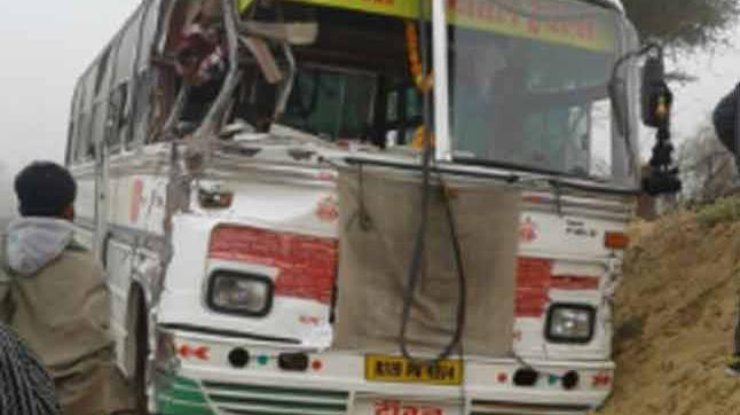 В Индии школьный автобус попал в серьезную аварию. Фото: India Today
