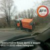 В Киеве машина коммунальщиков ушла под землю (фото)