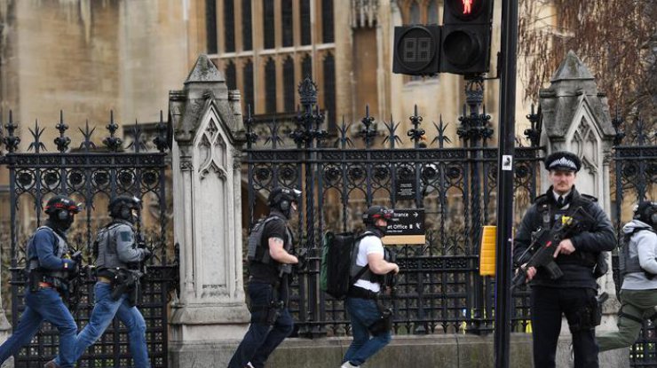 Теракт в Лондоне: полиция назвала имя нападавшего  