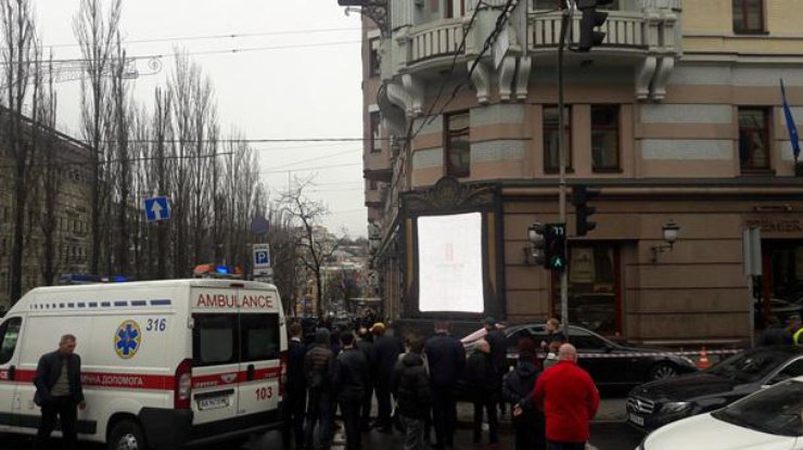 Расстрел в центре Киева: на место убийства прибыла жена Вороненкова. Фото: alisa.berezutska\Facebook