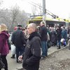 В троллейбусе Киеве толпа пассажиров "выдавила" стекло (фото)