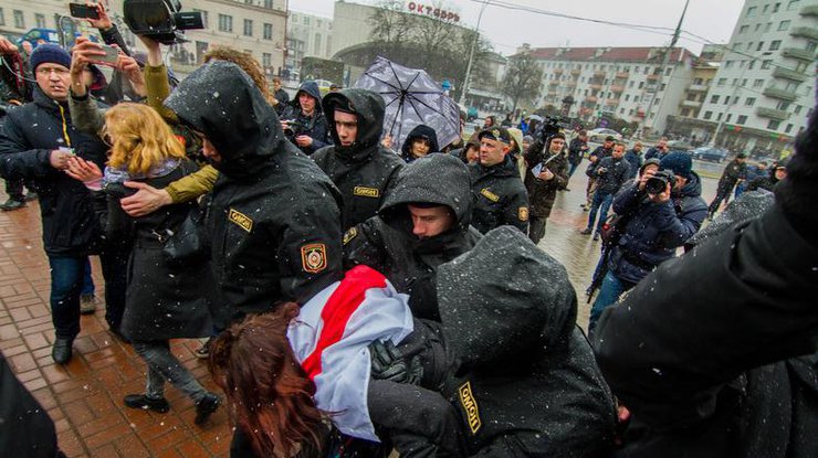 В ЕС отреагировали на задержания во время акций протестов в Беларуси 