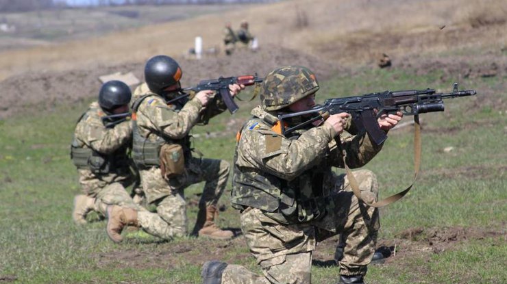 Авдеевку обстреляли из тяжелого вооружения: погибли двое украинских военных