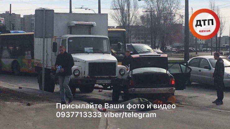 Смертельная авария в Киеве: столкнулись 3 дорогих инормарки с грузовиком 