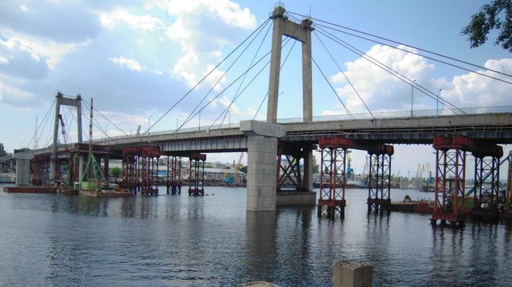 В Киеве с Рыбальского моста упал 15-летний подросток 