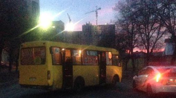 В Киеве посреди дороги нашли "ничейную" маршрутку