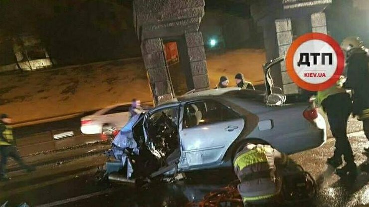 В Киеве водитель Toyota на полном ходу врезался в опору и погиб 