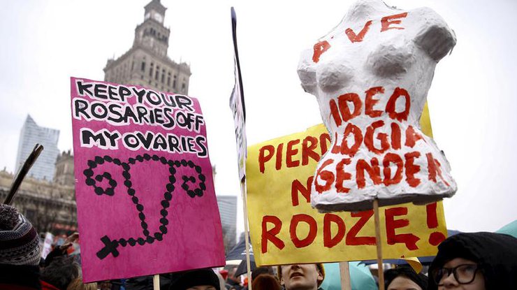 В Польше прошли демонстрации в поддержку женщин