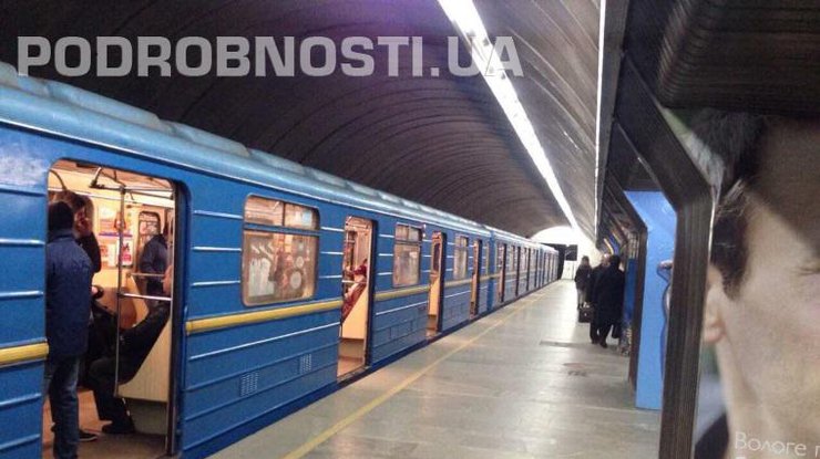 В метро Киева задымился поезд 