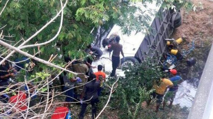 В Панаме автобус упал с моста
