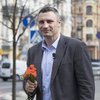 8 марта: Кличко раздавал сладости и цветы прохожим (видео)