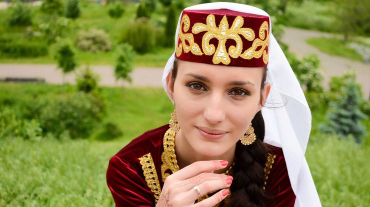 Крымские татарки в национальных нарядах появились на страницах американского издания