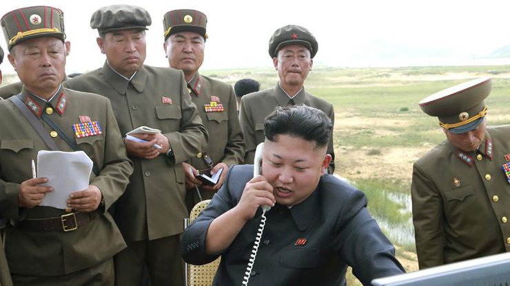 Лидер Северной Кореи Ким Чен Ын лично дал приказ о проведении учений и наблюдал за пусками ракет