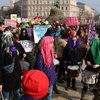 В Киеве участников феминистического марша облили зеленкой и кефиром (фото, видео) 