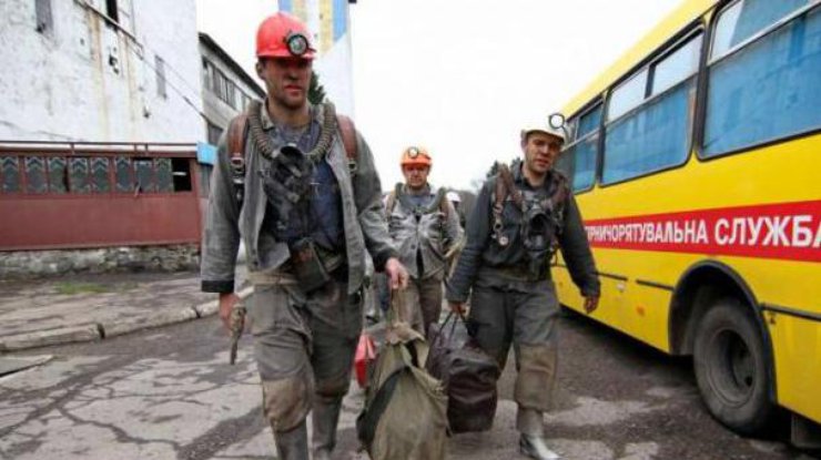 На шахте в Донецкой области выброс угля заблокировал горняков