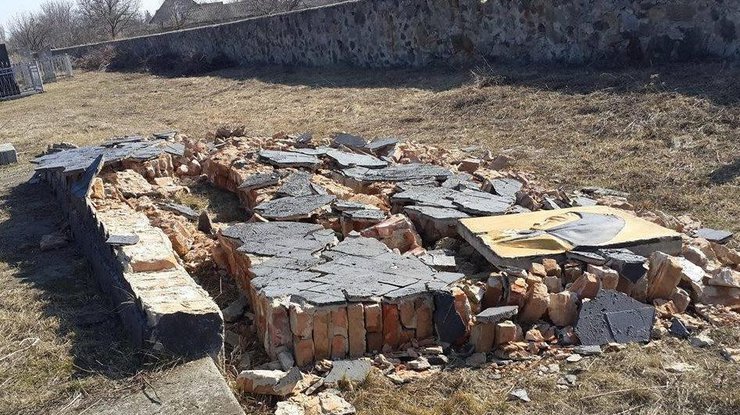 Под Одессой вандалы разрушили памятник жертвам Холокоста. Фото: mayak.org.ua 