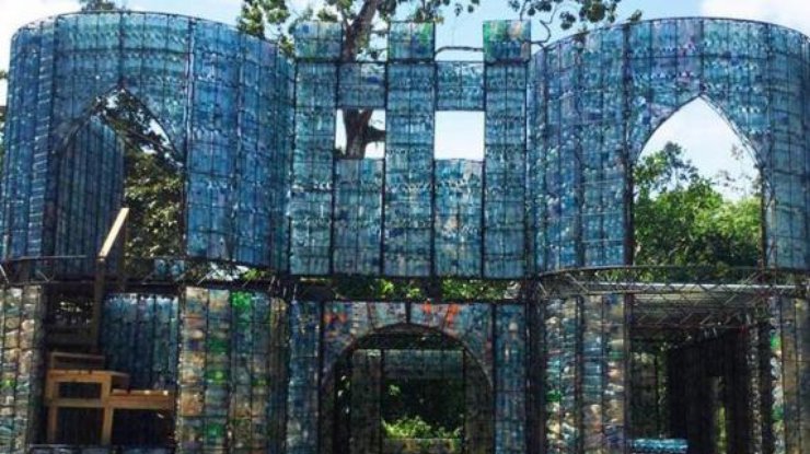 В Панаме построили деревню из пластиковых бутылок