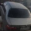 В Киеве возле метро "Сырец" иномарка "припарковалась" на отбойнике (видео)