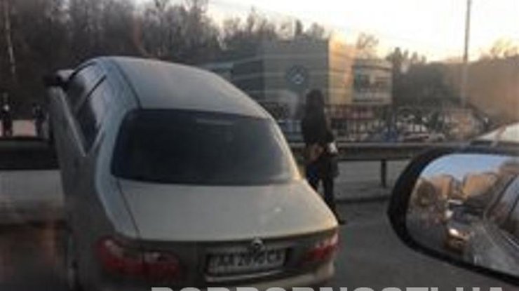 В Киеве возле метро "Сырец" иномарка "припарковалась" на отбойнике 
