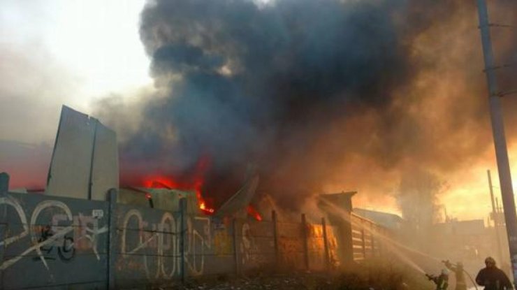 В Киеве на Петровке горят склады
