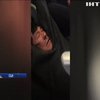 У США чоловіка силоміць витягли із пасажирського літака (відео) 