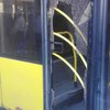 В Киеве пассажиры автобуса "выдавили" стекло двери (фото)