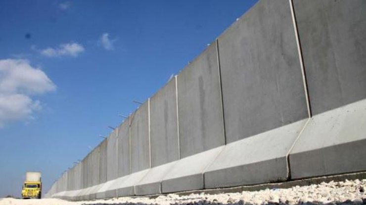 Турция построила гигантскую стену на границе с Сирией 