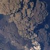Извержение вулканов засняли в опасной близости (видео)