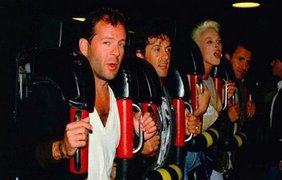 Брюс Уиллис, Сильвестр Сталлоне и Бриджитт Нильсен на американских горках, 1987 год