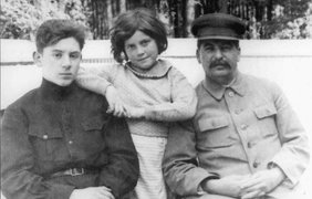 Иосиф Сталин со своими детьми Василием и Светланой, 1934 год