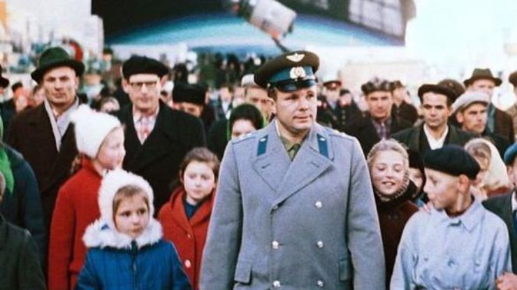 Гагарин в павильон Космос ВДНХ, фото Валентина Черединцева