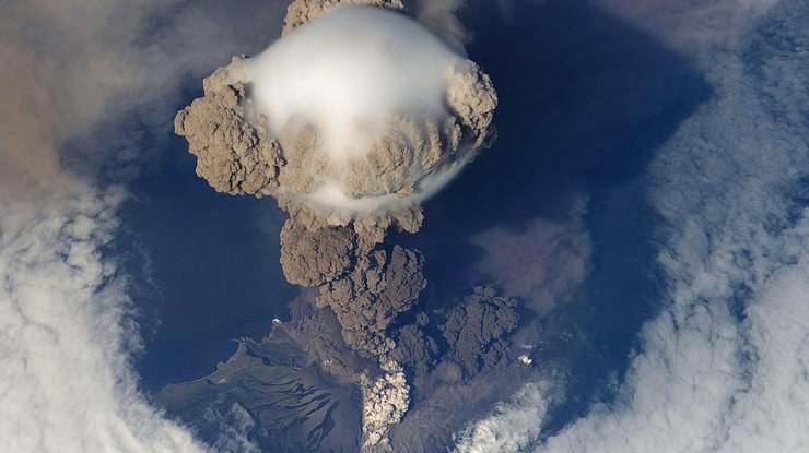 Извержение вулканов засняли в опасной близости (видео)